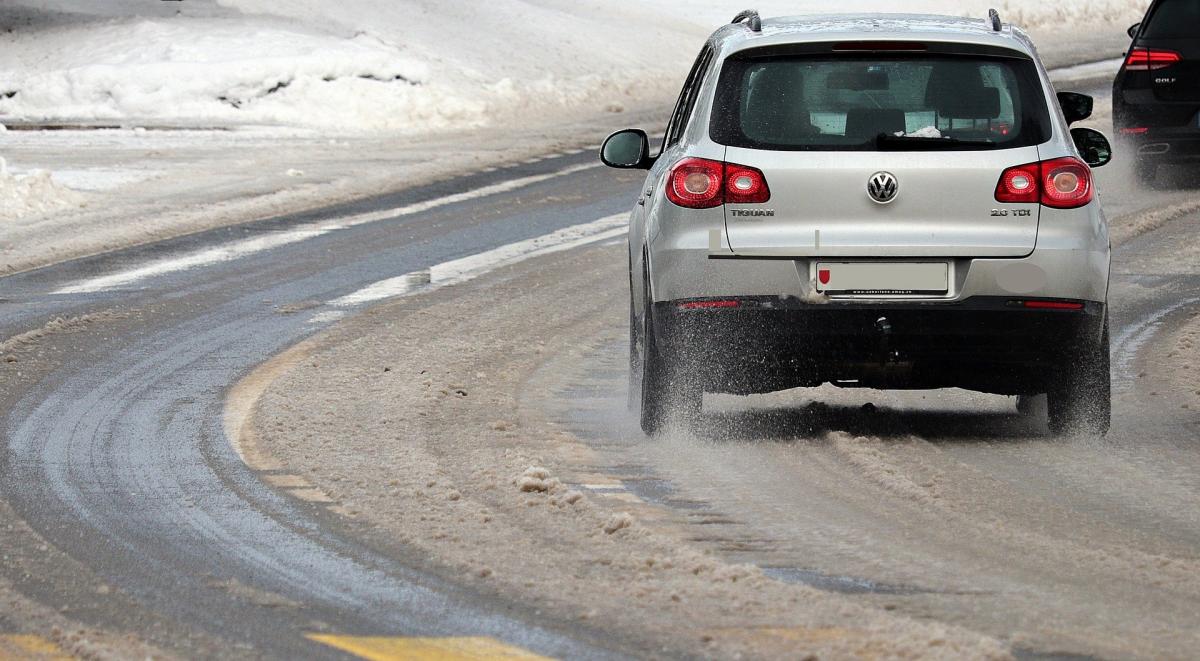IMGW ostrzega. Lód na drogach i wichury
