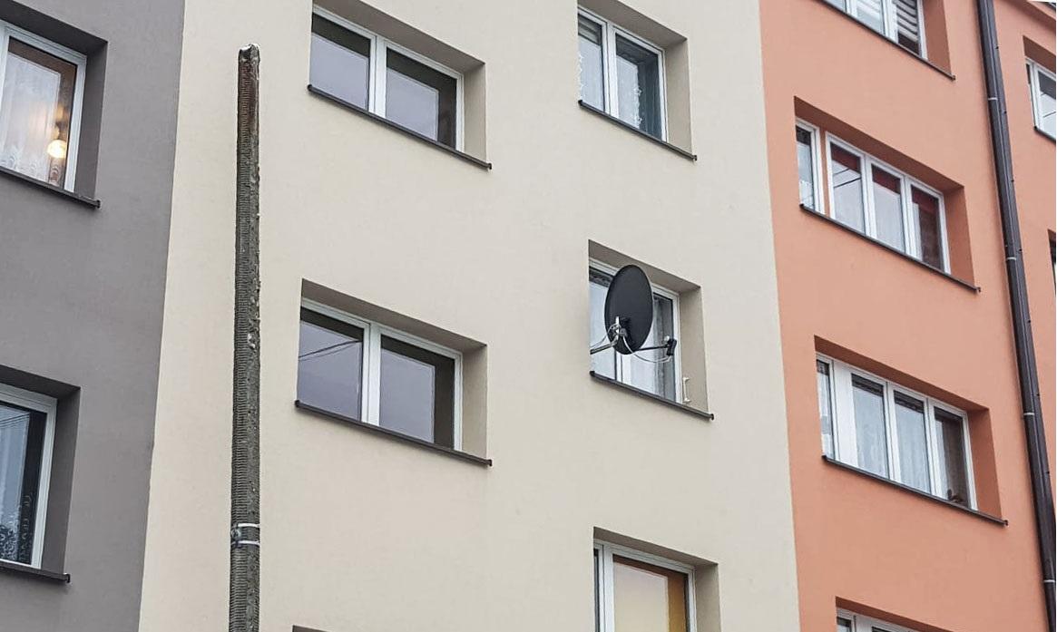 Słup stoi, latarnia zniknęła. W ciemności czają się pijacy