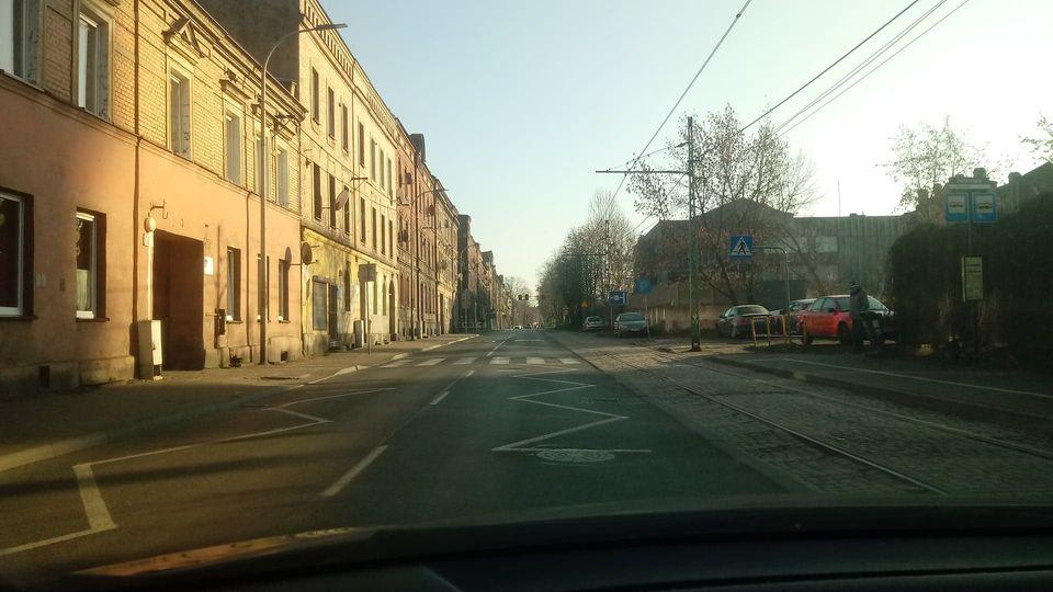 Wysiadała z tramwaju. Najechał na nią Jeep