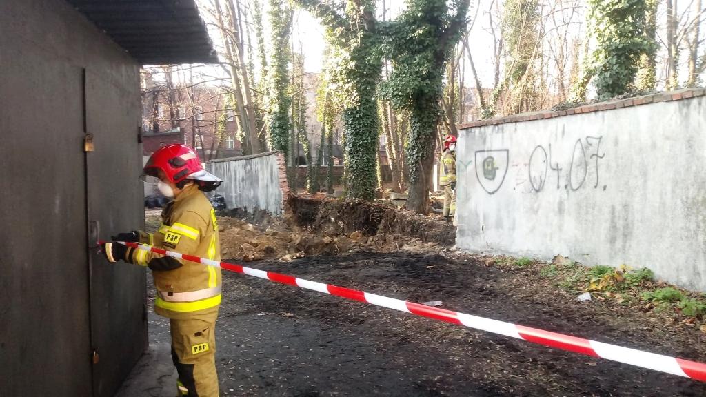 Na cmentarzu żydowskim przewracają się drzewa. Interweniuje straż pożarna
