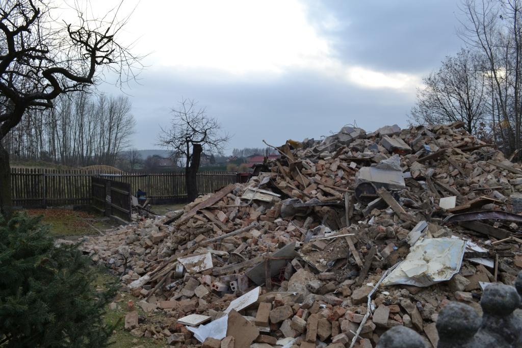 Ze spalonego domu w Kosztowach został tylko gruz. Budynek zagrażał bezpieczeństwu