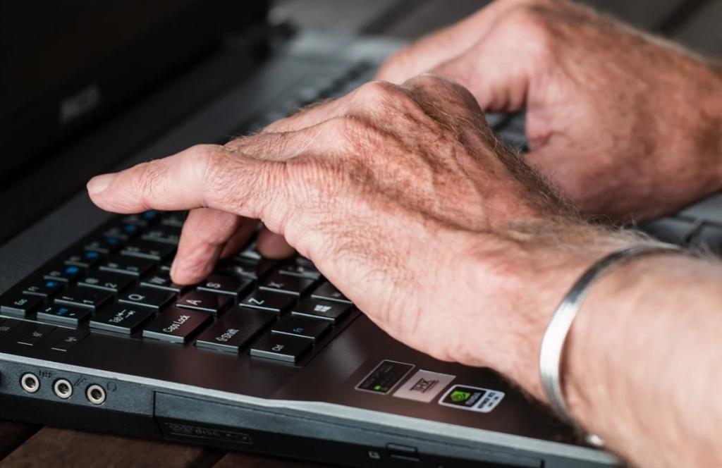 Senior w sieci łatwym celem oszustów