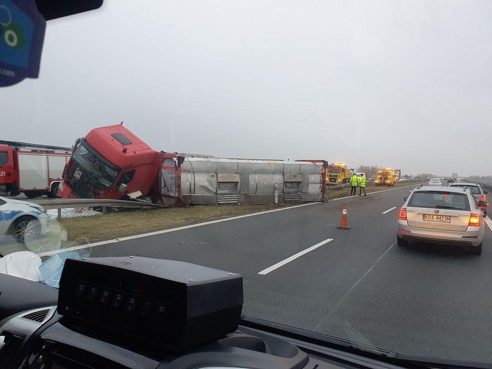 Ciężarówka wywróciła się na A4. Blokuje ruch