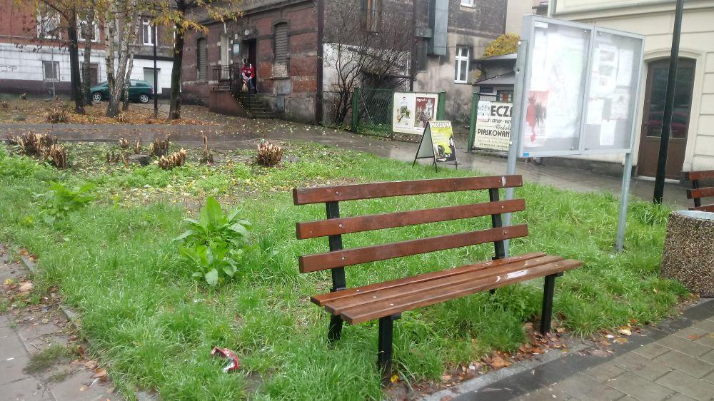 Ul. Matejki - śmietnik przy przystanku nareszcie zniknął