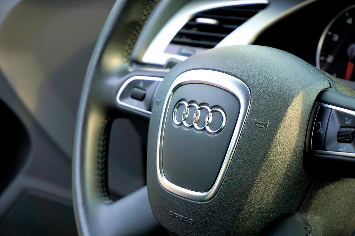 Kierował Audi pomimo cofniętych uprawnień. Odpowie przed sądem