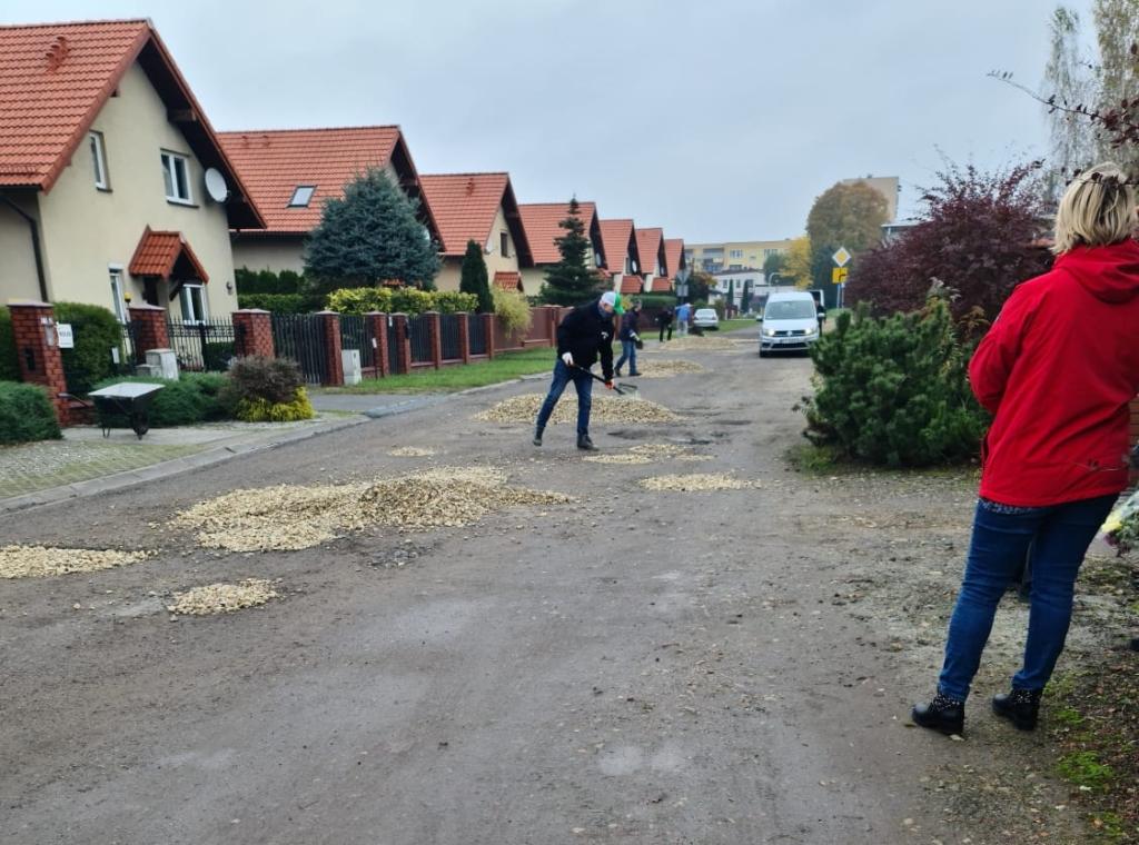 Aktualności TVP3 o sąsiedzkiej naprawie drogi przy ul. Ziętka