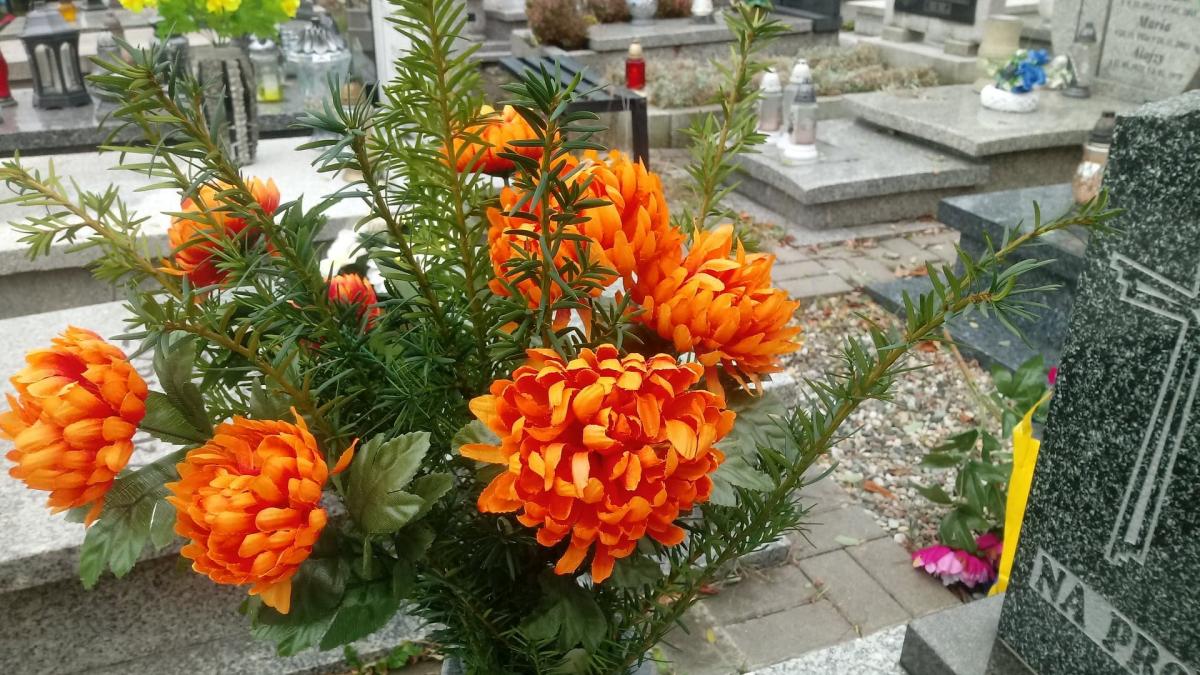 Ruch na cmentarzu. Porządkujemy groby bliskich