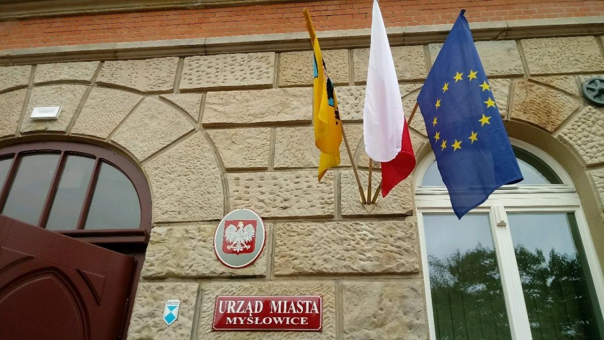 Urzędnicy pracują na zmianę – jedni w domach, inni przychodzą do pracy