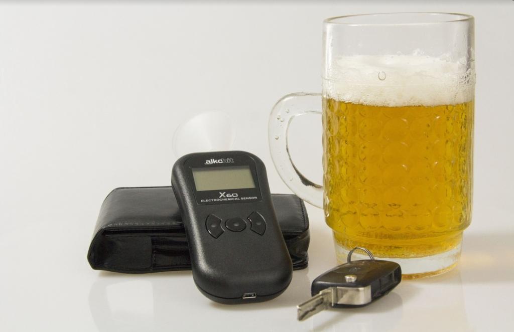 W wakacje kierowcy chętniej sięgają po alkohol