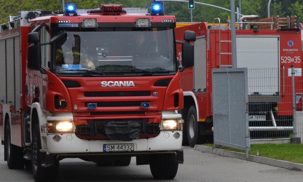 Nieznane substancje wyciekały poza składowisko. Interweniowała straż