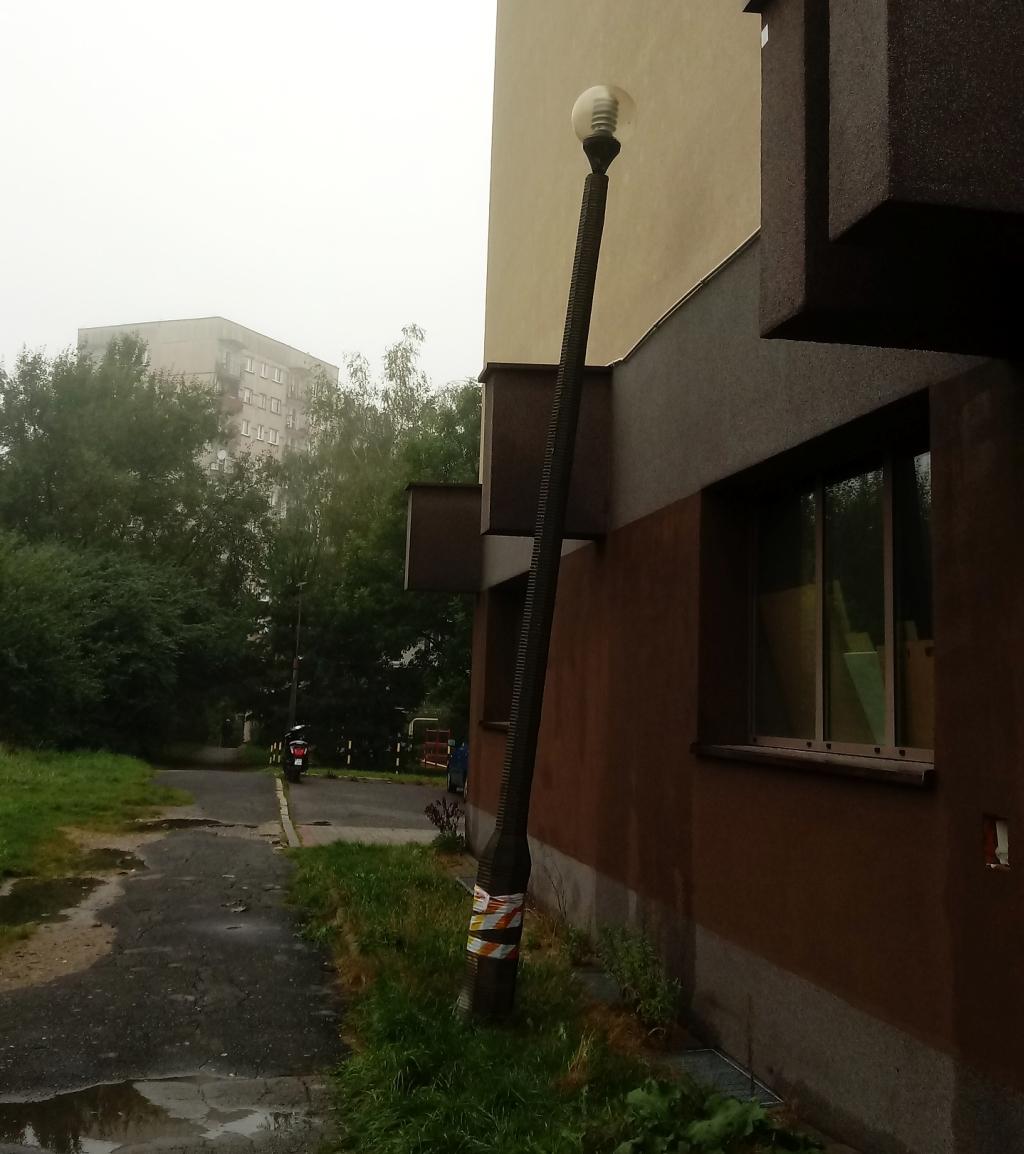 4 telefony w sprawie jednej latarni. Nadal nie świeci (list czytelnika)
