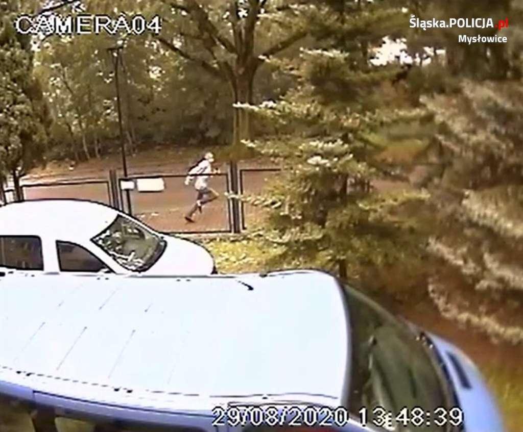 Zerwał z szyi łańcuszek i uciekł. Szuka go policja