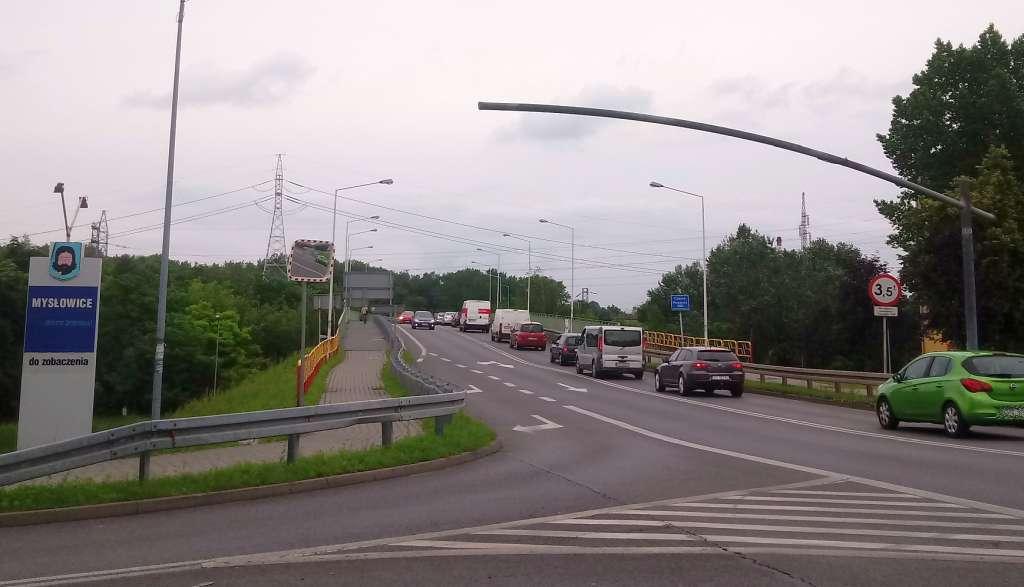 19-latek chciał skoczyć z mostu. Uratowali go policjanci