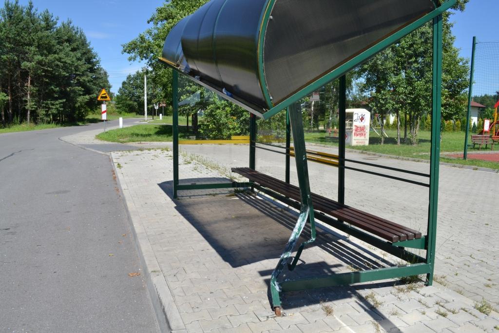 Rozjechana wiata przystankowa