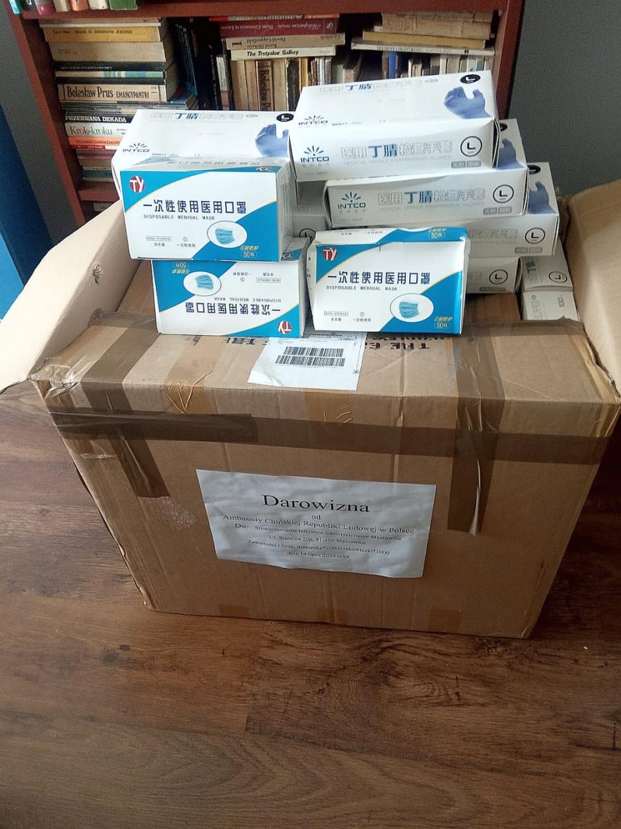 Maseczki i rękawiczki od ambasady