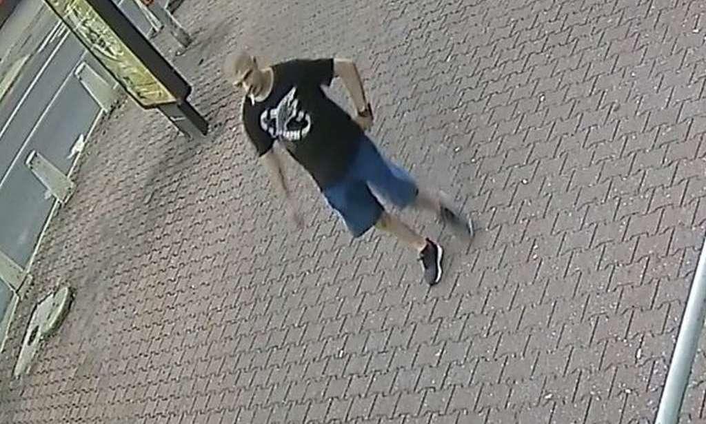 Rzucił butelką w samochód. Poszukuje go policja