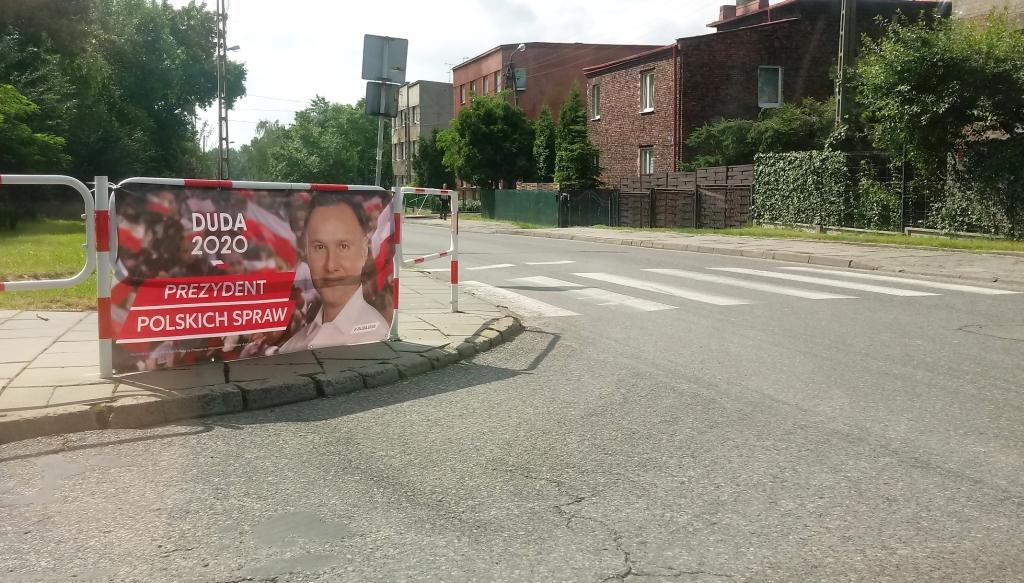 Baner zasłania kierowcom widoczność