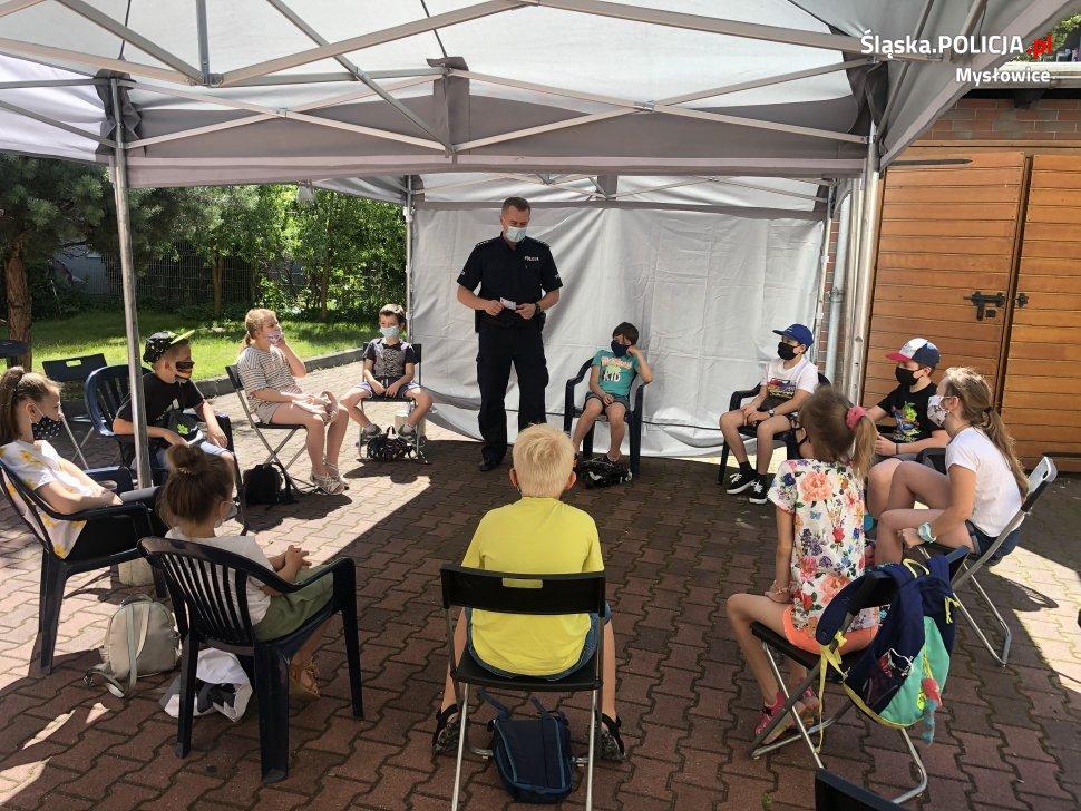 Wakacyjne spotkania policjantów z dziećmi i młodzieżą
