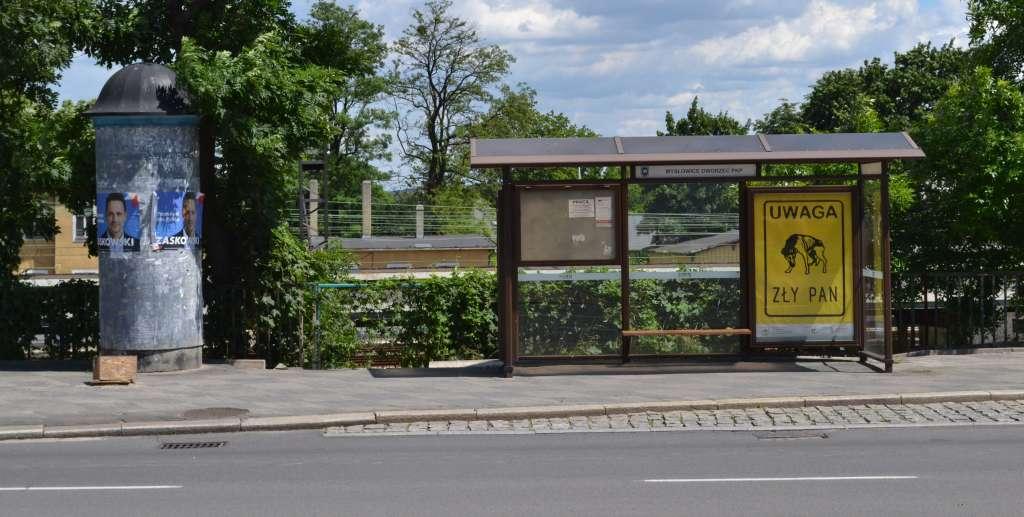 Tablice będą, tylko później