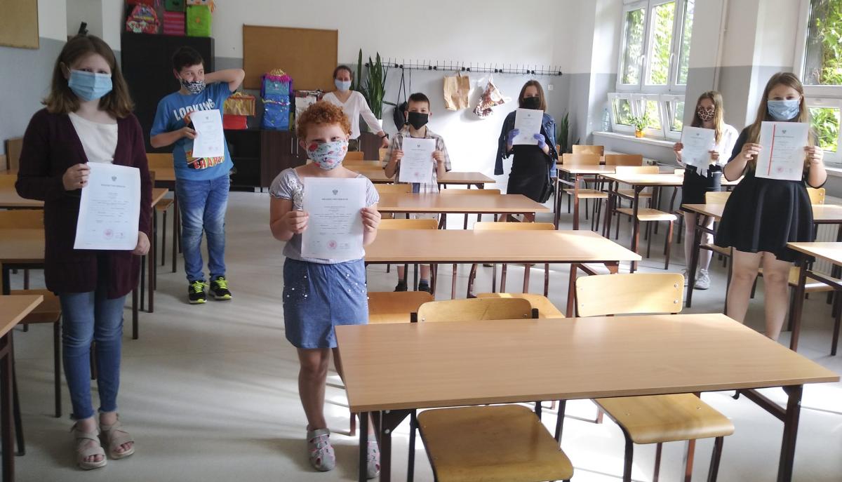 W maseczkach po świadectwa