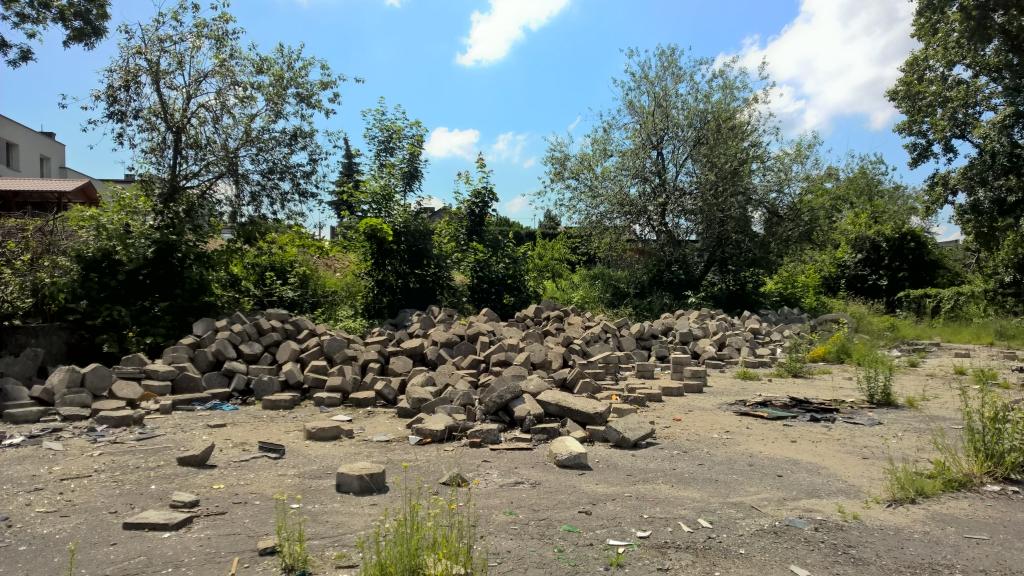 Jest zaniedbany plac, mógłby powstać parking?