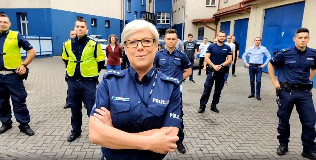 Policjanci robią pompki i wpłacają pieniądze dla chorego Wojtusia