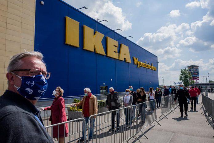 Ogromna kolejka przed IKEA Katowice