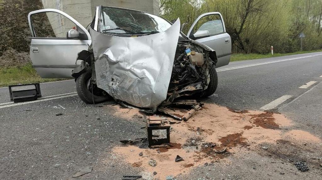 Opel uderzył w podporę wiaduktu. Interweniowało LPR