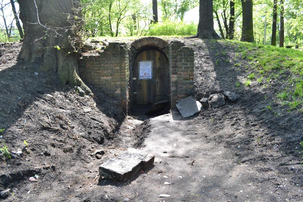 Porządkują stary schron w Parku Zamkowym. Będzie można go zwiedzać