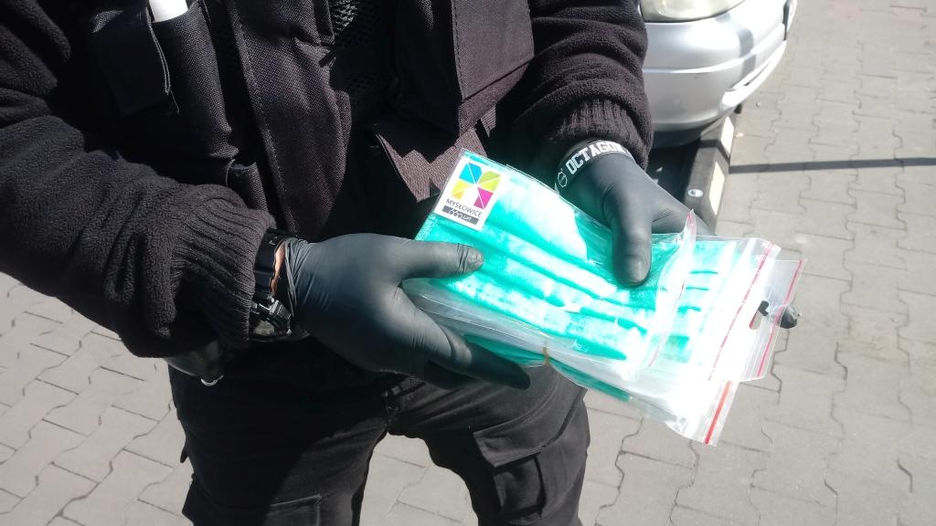 Maseczki dla seniorów – kiedy i gdzie można je dostać?