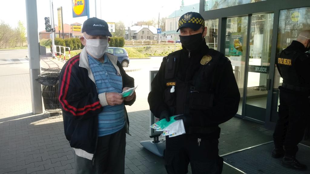 Straż miejska rozdaje seniorom bezpłatne maseczki