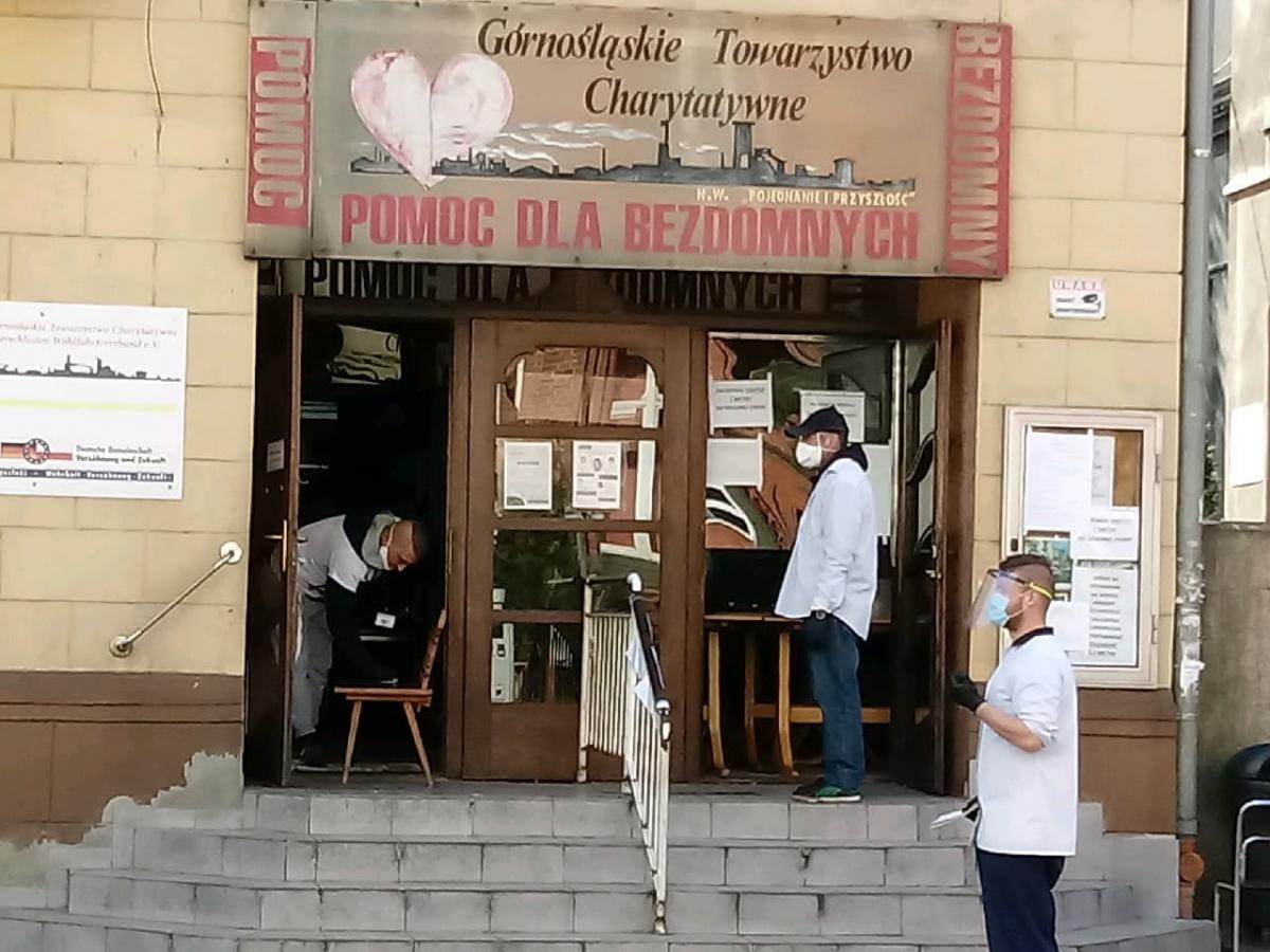 Nieprzerwanie wspomagają bezdomnych