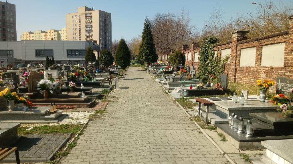 Parafia NSPJ nie planuje zamknięcia cmentarza