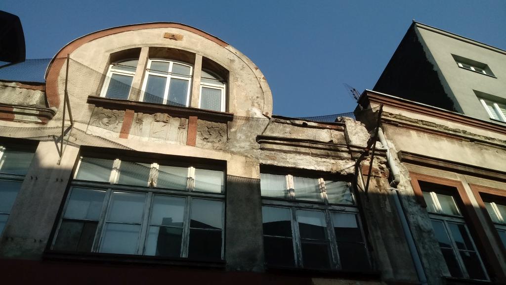 Fragment elewacji spadł na przechodnia