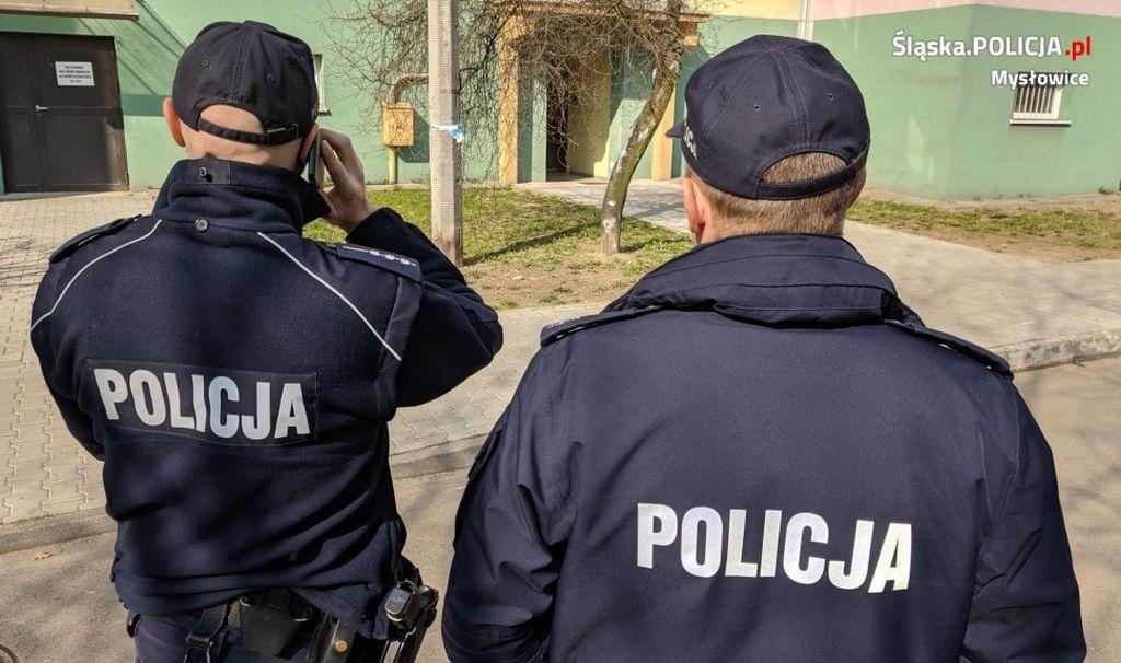 Policjanci kontrolują osoby na kwarantannie i przedsiębiorców