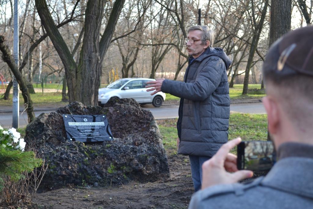 Pamiątkowa tablica przypomina o pierwszym cmentarzu żydowskim na Piasku