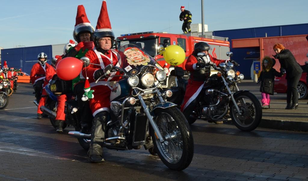 Mikołaje na motocyklach zawieźli prezenty do domów dziecka