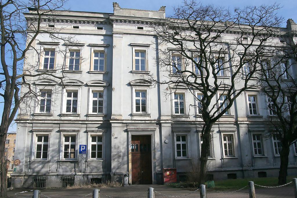Co z remontem zabytkowej szkoły na placu Wolności? Miał się tam przenieść sąd