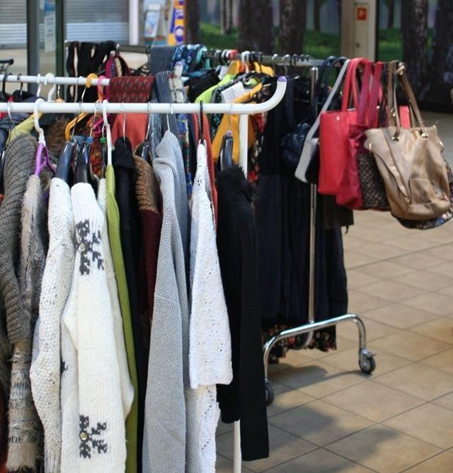 Wymiana ubrań i zbiórka produktów do świątecznych paczek w Auchan
