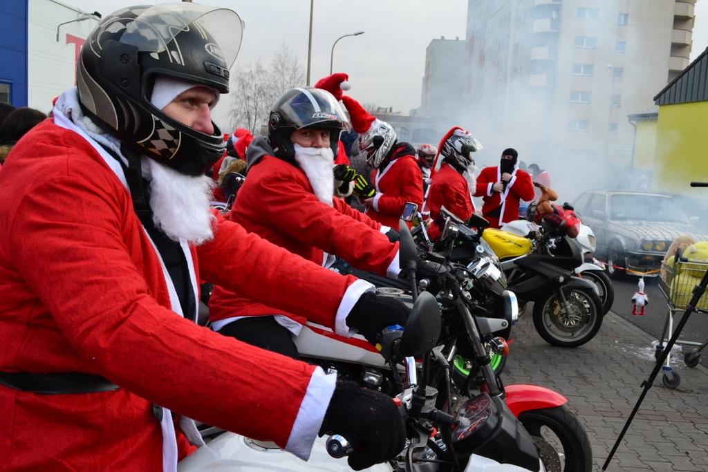 Mikołaje na motocyklach obdarują dzieci z domów dziecka