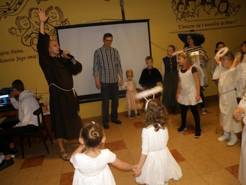 Święci uśmiechnięci na balu w parafii NSPJ