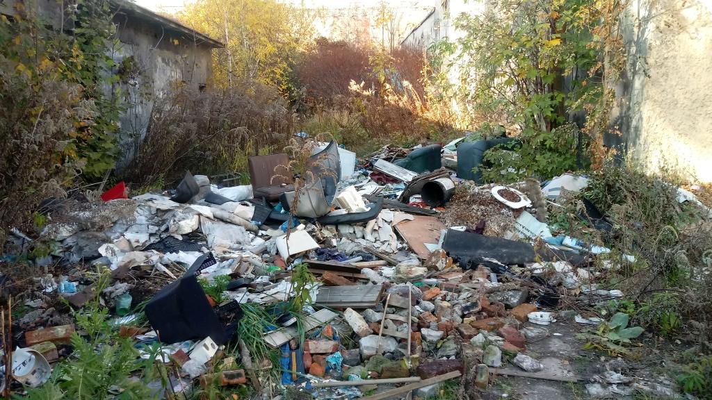 Na Szymanowskiego znów „urosło” wysypisko