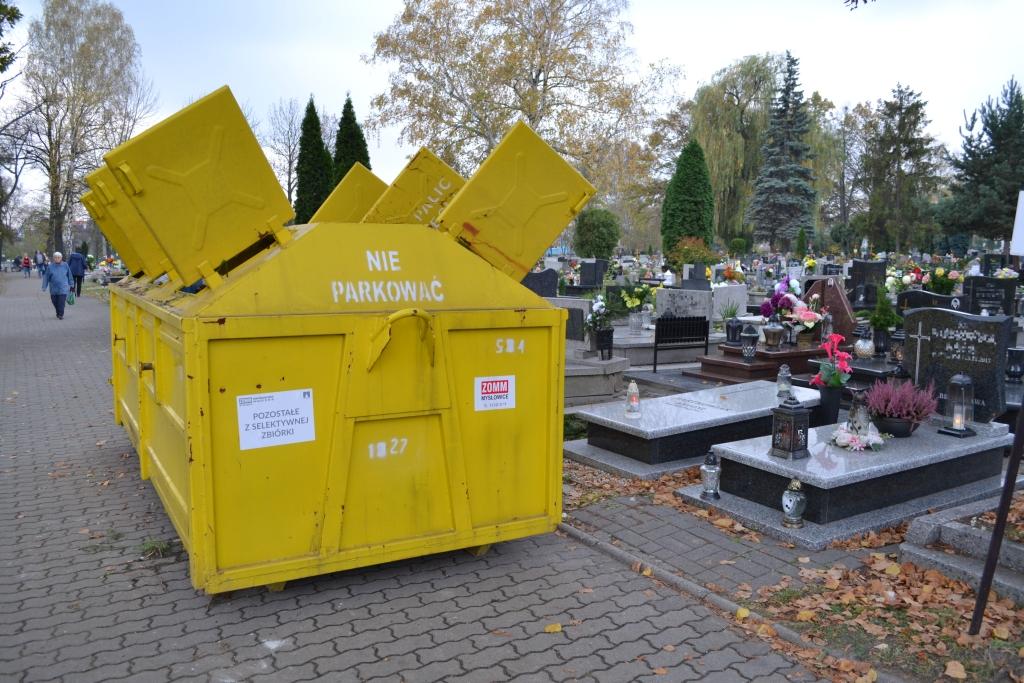 Więcej śmieci i więcej kontenerów na cmentarzach