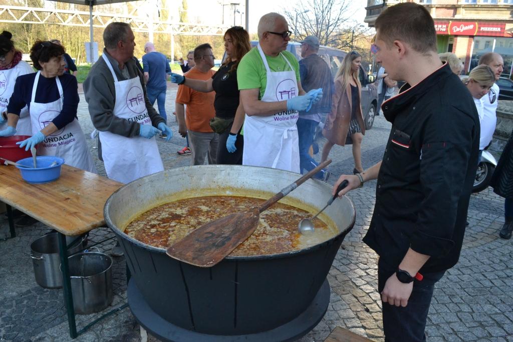 Na Rynku nakarmili głodnych gorącym żurkiem