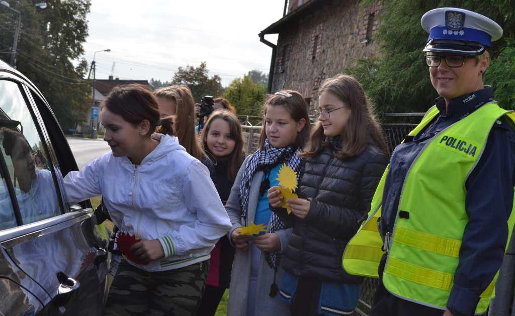 Czerwona kartka zamiast mandatu, uśmiech za przepisową jazdę
