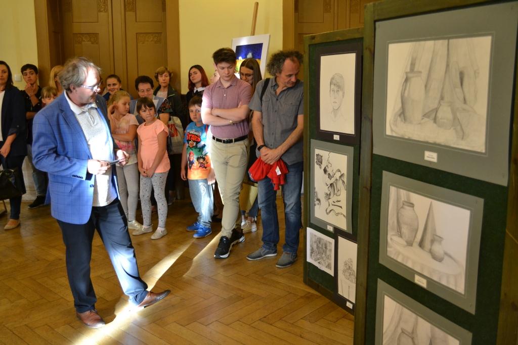 Sztuka nie jedno ma imię. Wystawa prac młodych plastyków z Młodzieżowego Domu Kultury