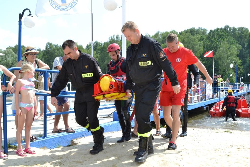 Pokazy ratowników na Słupnej. Ratowali tonących i radzili jak bezpiecznie spędzać czas nad wodą