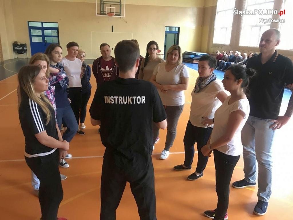 Policjanci przeprowadzili zajęcia samoobrony dla pracowników MOPS