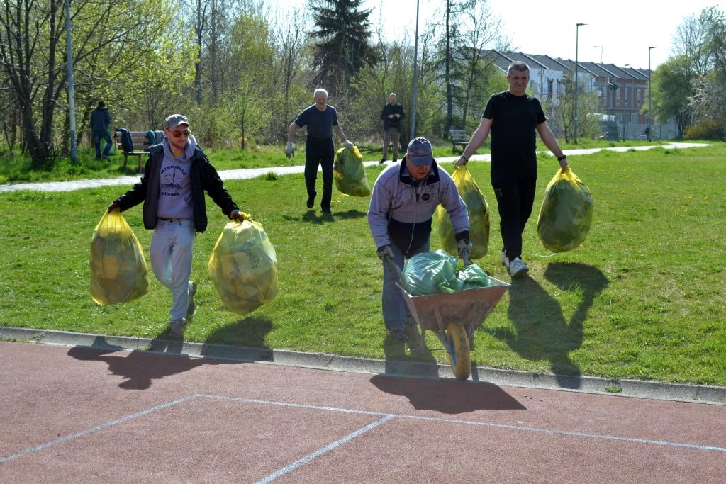 Wzięli sprawy w swoje ręce i posprzątali lasek na Janowie