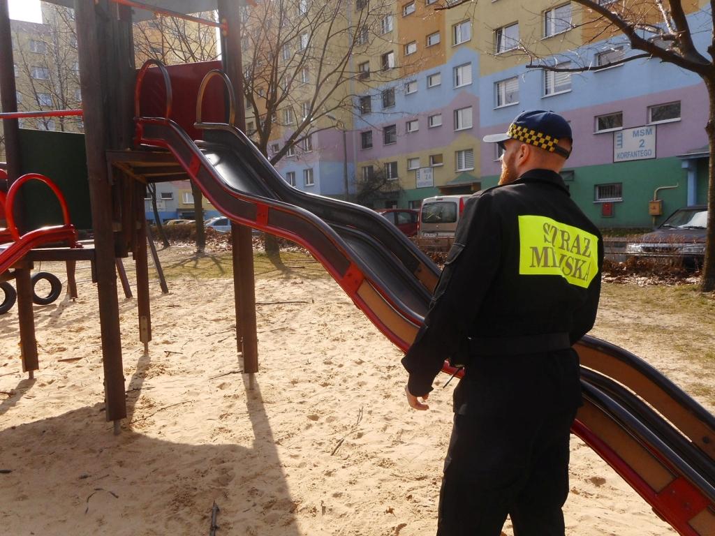 Z myślą o bezpieczeństwie dzieci strażnicy sprawdzają place zabaw